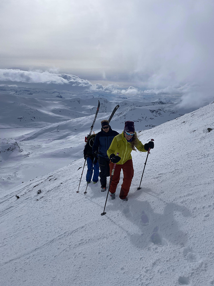 Tok av skiene og gikk det siste stykket opp til toppen av Tordsnose (1975 moh). Tafjordfjellas tredje høyeste fjell.