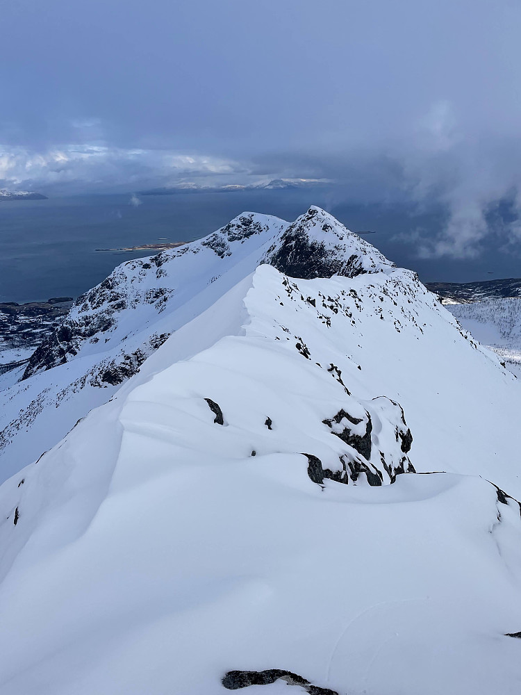 Ryggen ut til Buviktinden fra nord.