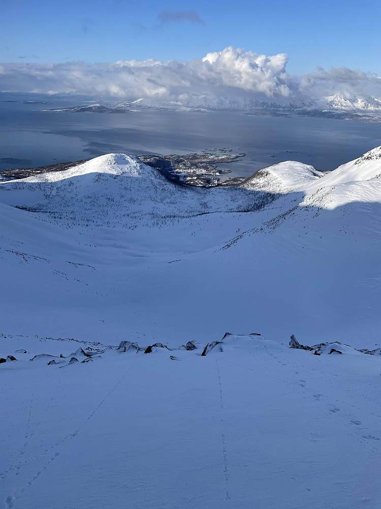 Dag 2 ut igjen til Skrolsvika. Været letnet etter en natt med både tåke og snø.