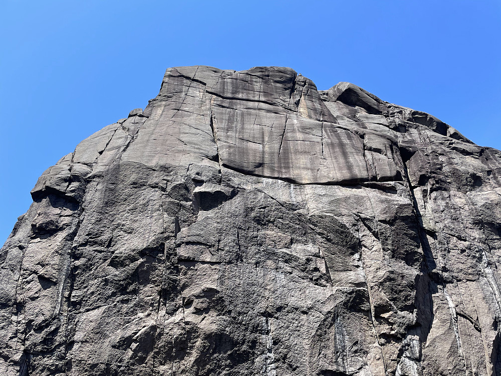 Profilveggen sett fra bunn. Der oppe rigget vi port-a-ledge.