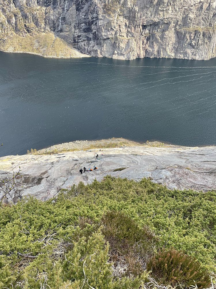 Deltakerne på vei oppover. Sett fra uttoppingen.