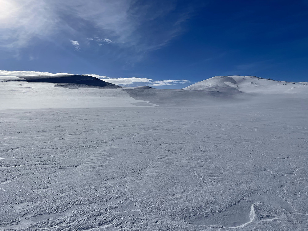 Spesielt snøfenomen ved Sotskarvet. Lokal vind har slipt bort rimkrystaller i overflaten (mørke områder). Rimkrystallene er intakte der overflaten er hvit.