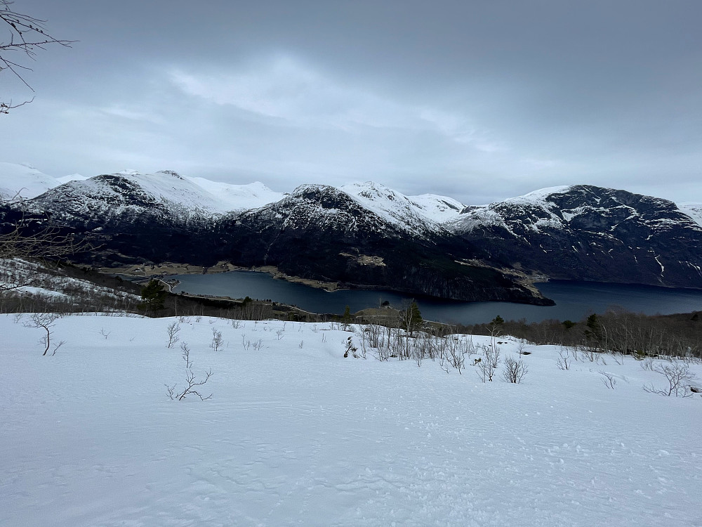 Ned mot Oppstryn.