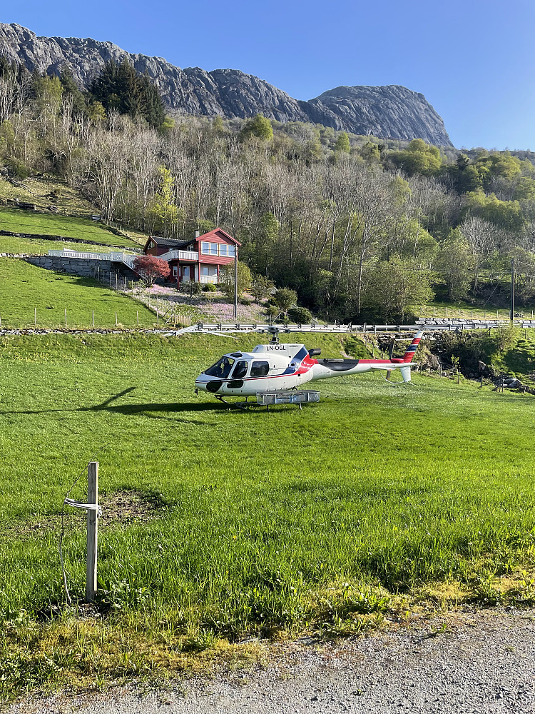 Deltakerne landet i Hyllestad med helikopter.