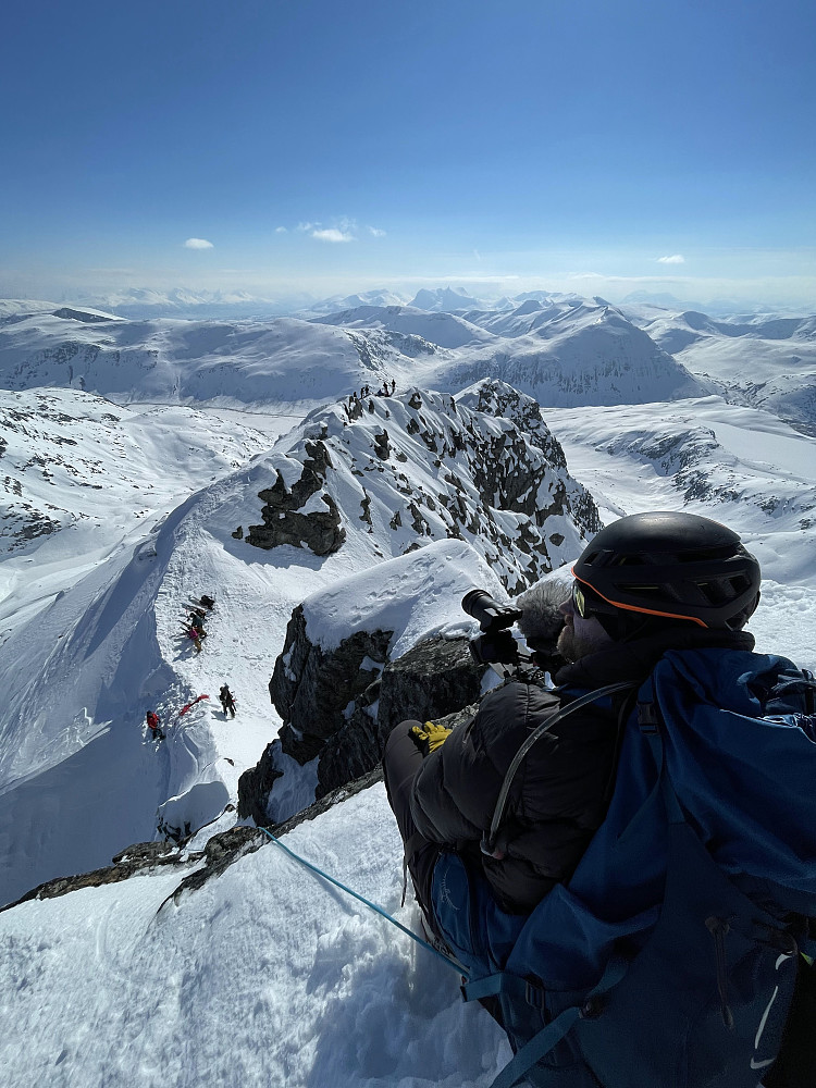Filming opp første av to taulengder til hovedtoppen. Skitoppen sees bak.