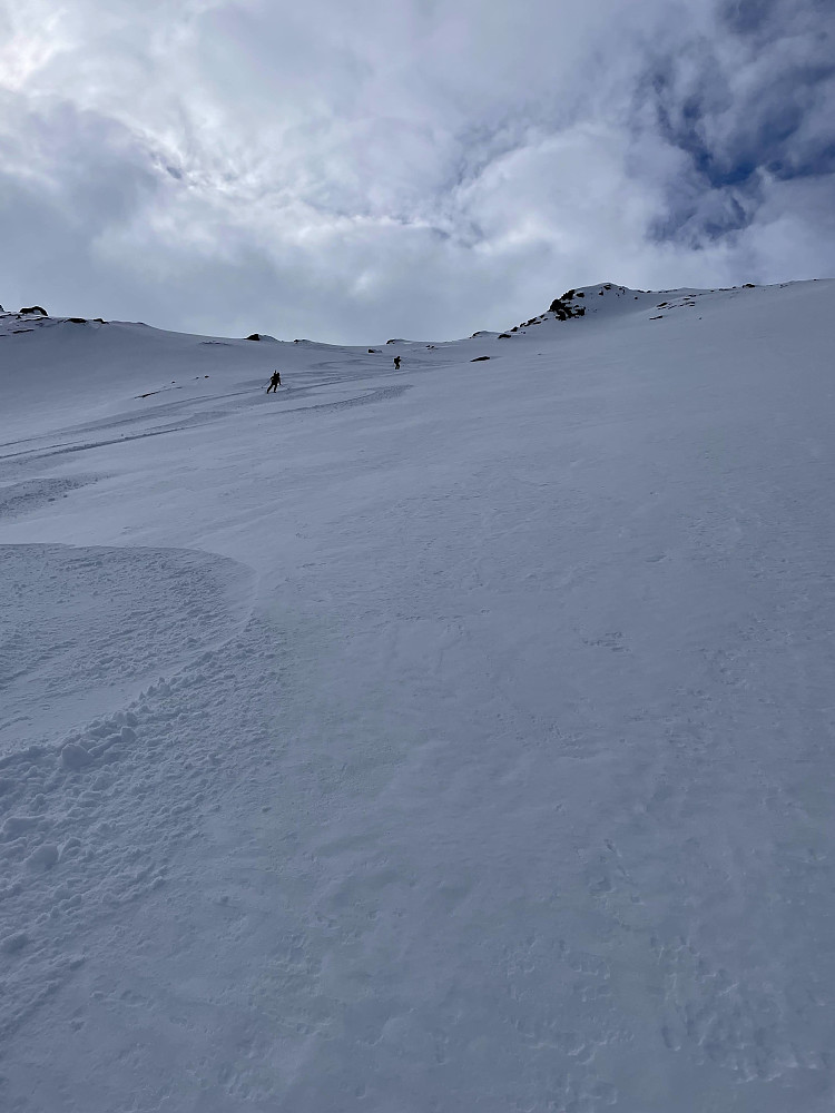 Fine svinger i tørrsnø ned nordsida.