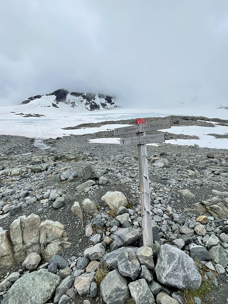 Innsteget til Fanaråkbreen. Den klassiske føringsruta går opp på skulderen til venstre og videre langs snøflanken og inn på stien under Fanaråknosi.
