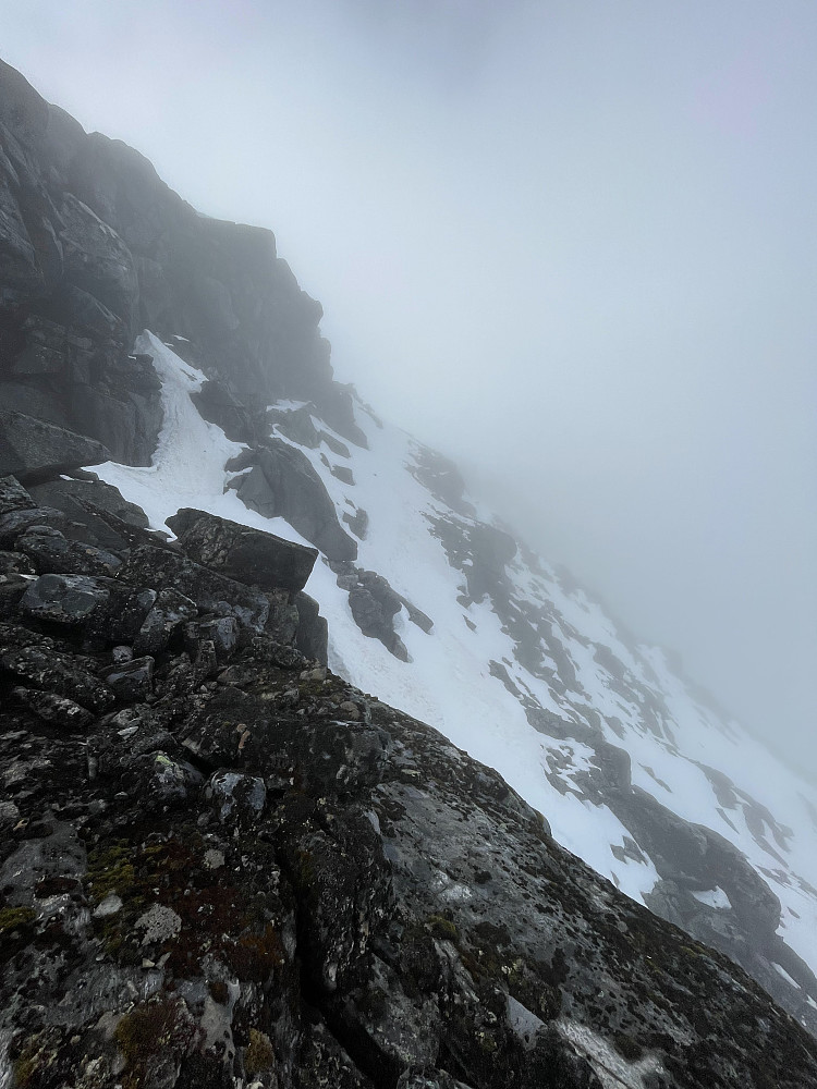Rampa i toppen som man følger ut til høyre for å omgå et klippebånd på ca. 10-15 meter.