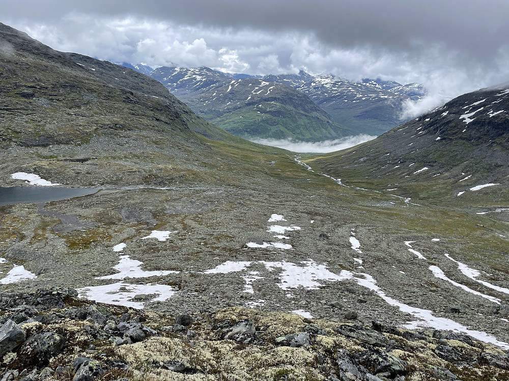 Ned mot Gjertvassdalen og Utladalen sett fra oppunder Simlenosi.