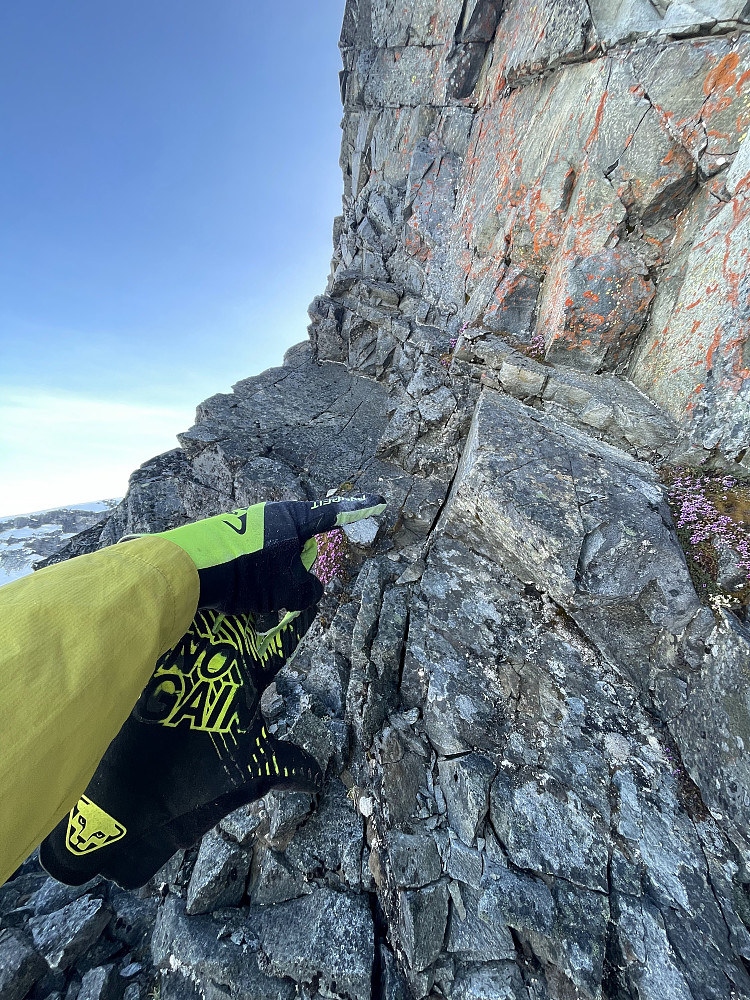Hylle der man står skjermet etter en 15 meter rappell.