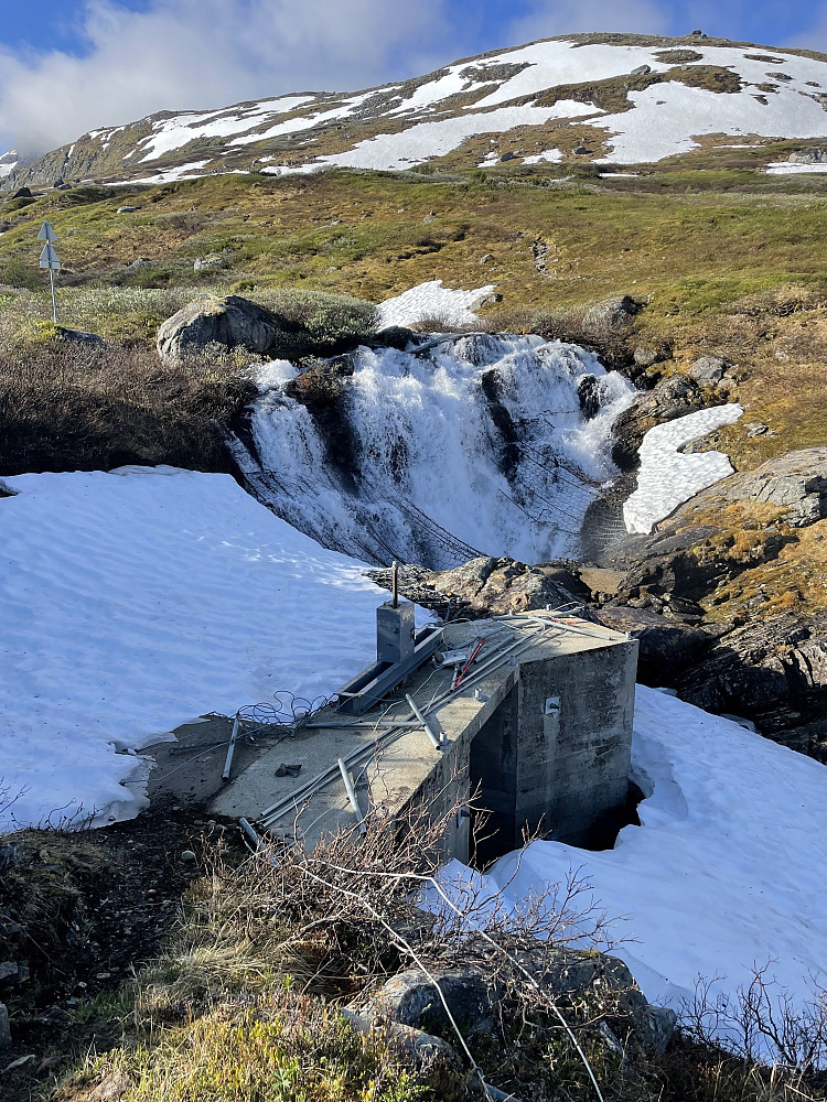 Mye vann i Skagadøla, så måtte opp til kraftverksinntaket for å krysse elva.