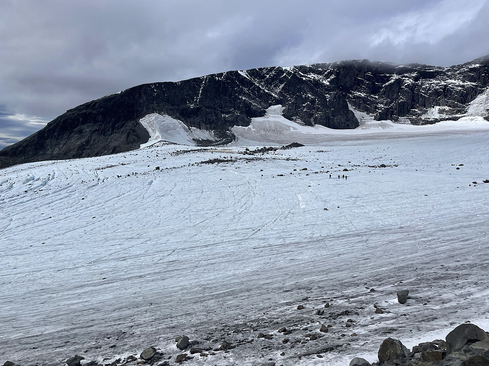 Avsmeltet over breen på Østra Leden. Bak til venstre ser man isflanken som fører opp til via ferrataen.