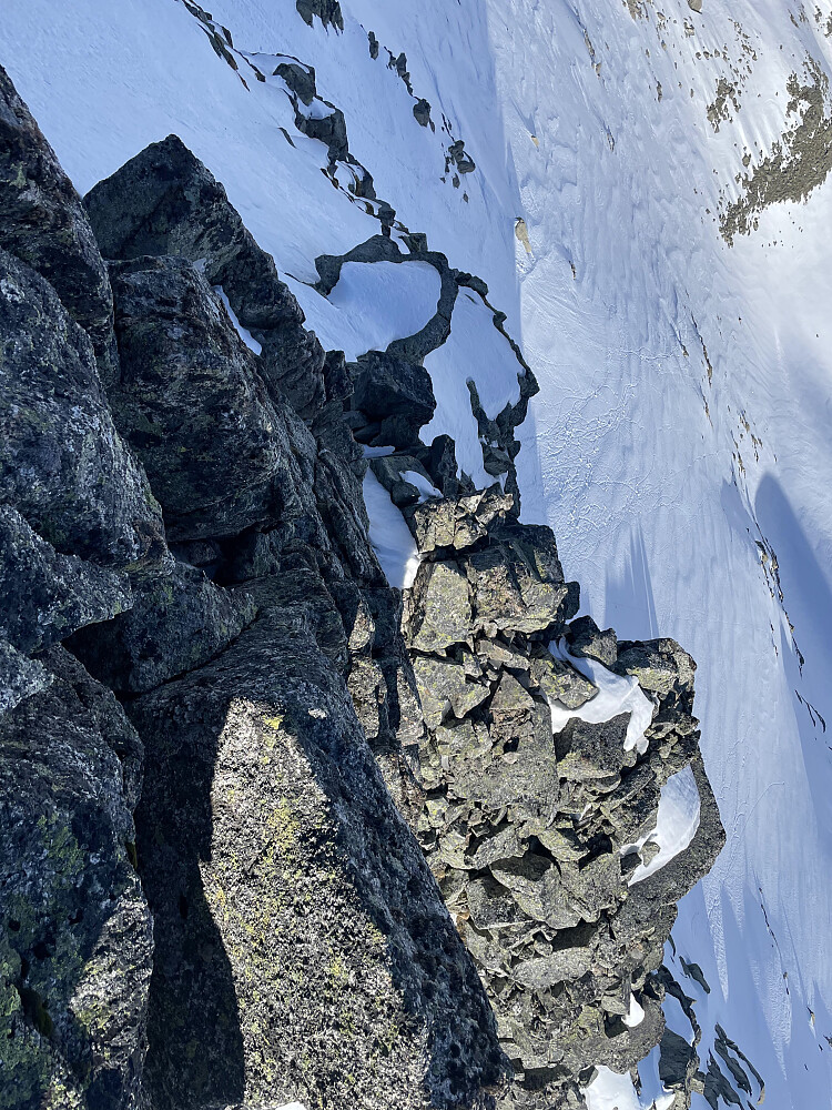 Bratt parti høyere oppe på Omnatinden. Utsatt her.