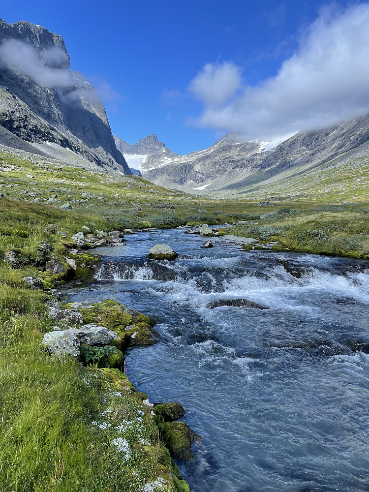 Matpause ved Midtmaradøla. Snart halvveis i distanse og høydemeter.