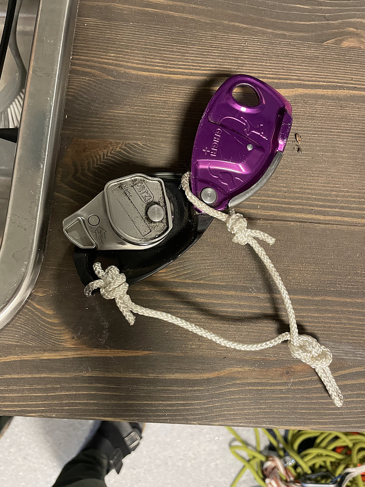 Mitt oppsett for LRS med Grigri+. Utlignet punkt festes til karabiner i brystslynge eller brystreim på sekk.
