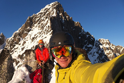 Sondre og Johan storfornøyd på toppen av Sylen med Kolåstinden i bakgrunnen.