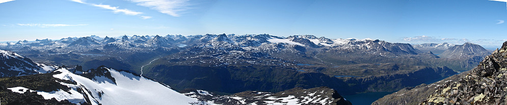 Panorama fra like nord for Nørdre Knutsholstinden.