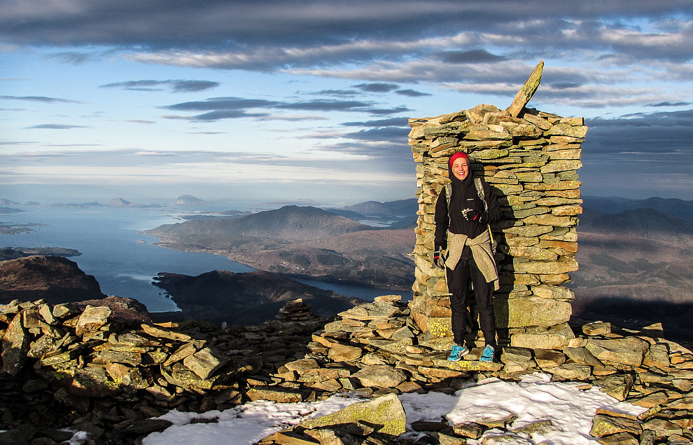 Mari tok seg av poseringa foran toppvarden. Bak ser vi blant annet Skorpa og Batalden utenfor Florø.