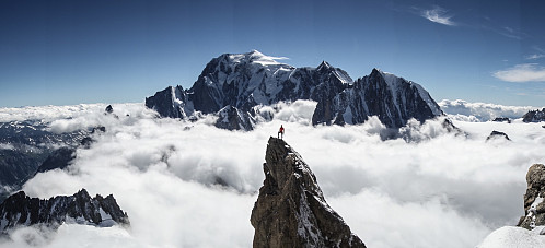 Undertegnede på toppen av en tilfeldig pinakkel med Mont Blanc ruvende i bakgrunnen.