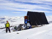NVE-hytta på 2125 moh. som vi overnattet i. Her legger vi fra oss litt saker før etappe to på Grotbrean startet. Bak ses Gråsubrean og Nautgardstindane.
