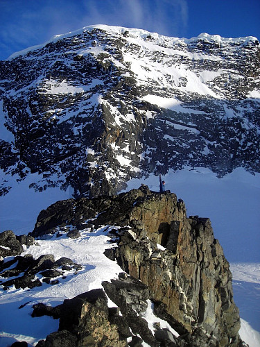 Sondre ved den sørligste toppen på Trollsteineggje med Glittertindens nordstup kneisende over.