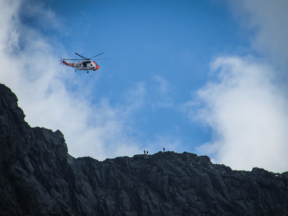 Redningshelikopter over Skagastølsryggen.