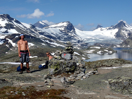 Fjellet åpner seg når en kommer over kulen før St. Mjølkedalsvatnet. Bak ses Uranostind, Langskavltind, Sagi og Mjølkedalspiggan. Bjørn-Even er helt i hundre!