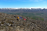 Sondre slapper av i vakker islandsk natur