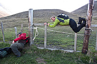 Åke og Øyvind forserer grinda.