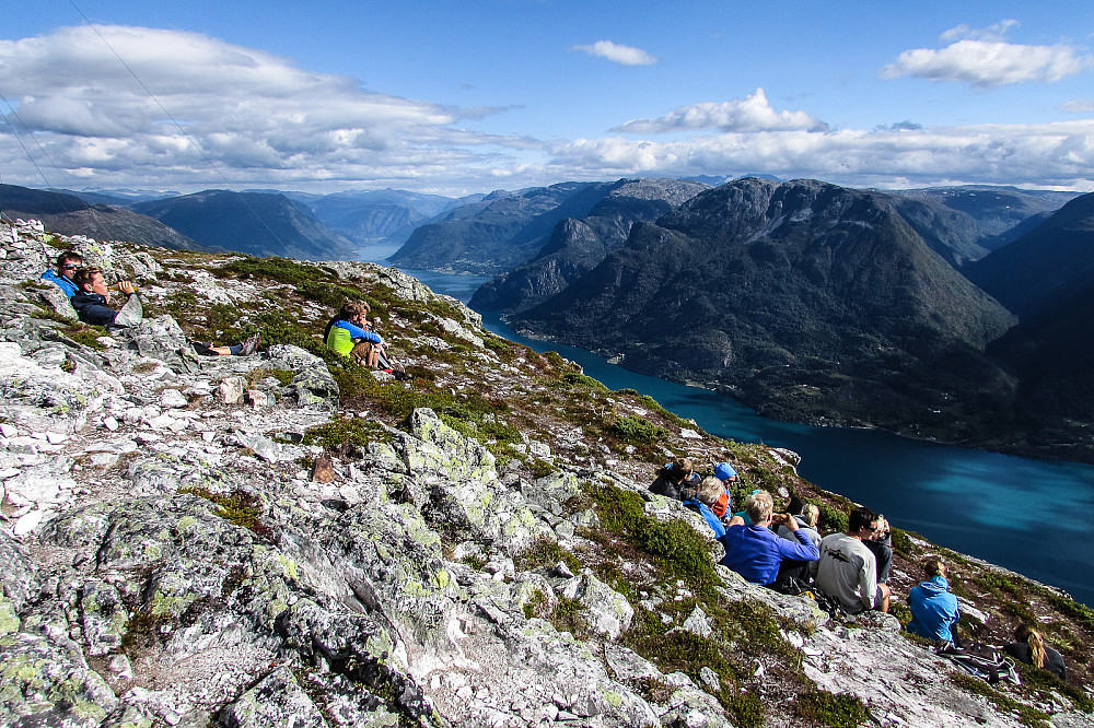 På toppen av Molden med utsikt innover mot Skjolden.
