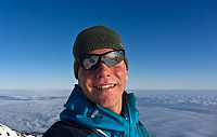Fornøyd toppbestiger på sin aller siste 2000-metring i Kongeriket Norge - Juvtinden!