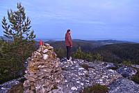 Øyvind skuer utover Trondheimsfjorden og omegn fra kommunetoppen i Frosta sørvest på Storheia.