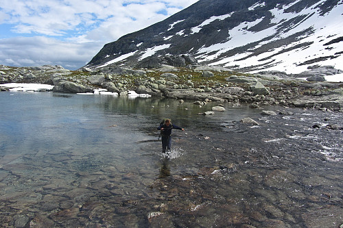 Øyvind forserer elva som renner ut av Vestre Måsskardvatnet.