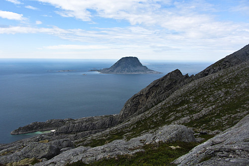 Øya Søla og den artige pinakkel-toppen Risen sett fra sørvestryggen på Trollvasstinden.