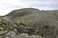 Trollvasstinden sett fra 702-toppen i sørvest.