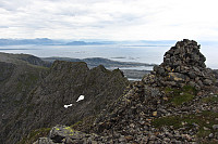 På toppen av Trollvasstinden med utsikt mot øst.