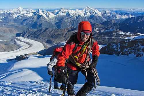 I siste kneika før vesteggen på Dufourspitze. Mektige alpetopper ruver bak. Spesielt Weisshorn tar seg godt ut.