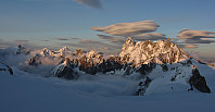 Kveldssol over franske alpetopper som Grand Combin, Grandes Jorasses og Dent du Géant. Sett fra Refuge Cosmiques.