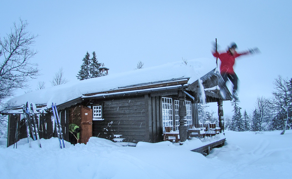 Hopping fra taket hører med på hyttetur. Litt lite snø til det enda. Målestokken på myra viste 70-80 cm snø.