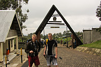 Sondre og Øyvind på Machame gate, klare for Kilimanjaro-tur.