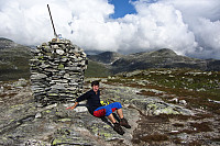 Bjørn-Even på toppen av Gryta. Trollfjellet og Kyrkjenibba bak.