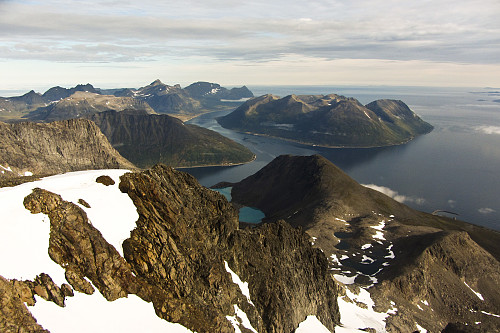 Herlig utsikt fra Store Kågtinden mot Arnøya og Laukøya.