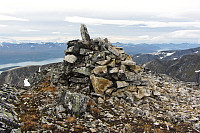 Toppvarden på Soltindan (1051), høyeste topp i Karlsøy og på Ringvassøya. Utsikt sørøstover.