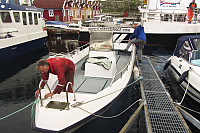 Edvin og Kolbjørn går ombord i båten.