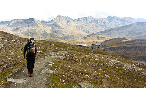 Morten ankommer Salmhütte der Øyvind og Arne ventet med utepils. En minneverdig tur nærmer seg slutten...