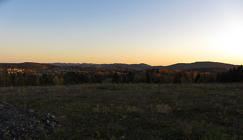 Nydelig utsikt sørover fra Stokkeråsen mot Hurumlandet. Villingstadåsen ses til høyre.