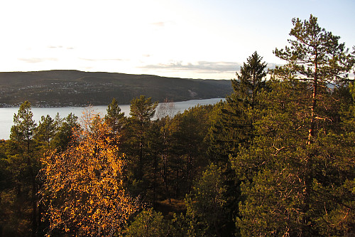 Utsikt oppover Drammensfjorden fra Klokkarstuåsen.