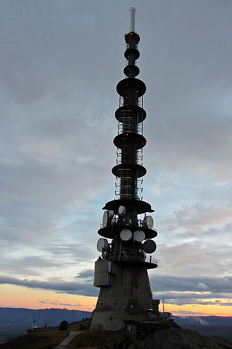 Det 92 meter høye radio- og fjernsynstårnet på Jonsknuten er synlig flere steder på Østlandet.