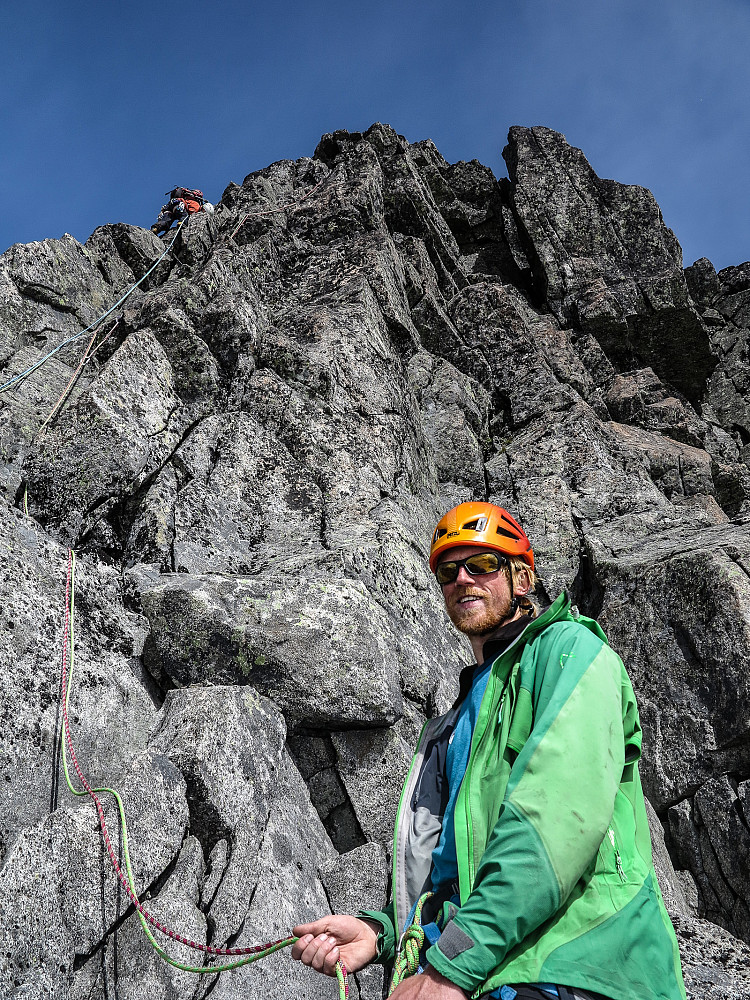Jørgen på standplass ved innsteget til klatringen opp mot Skeie.