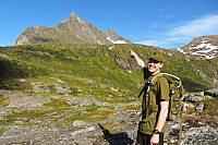 Jarle peker mot toppen vi skal på, i midten sett fra Svartholvatnet.